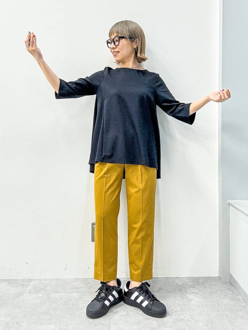 ブラック系のデニムジャケット、ブラック系のTシャツ/カットソーを着用したレディースの春コーディネートの6枚目の写真