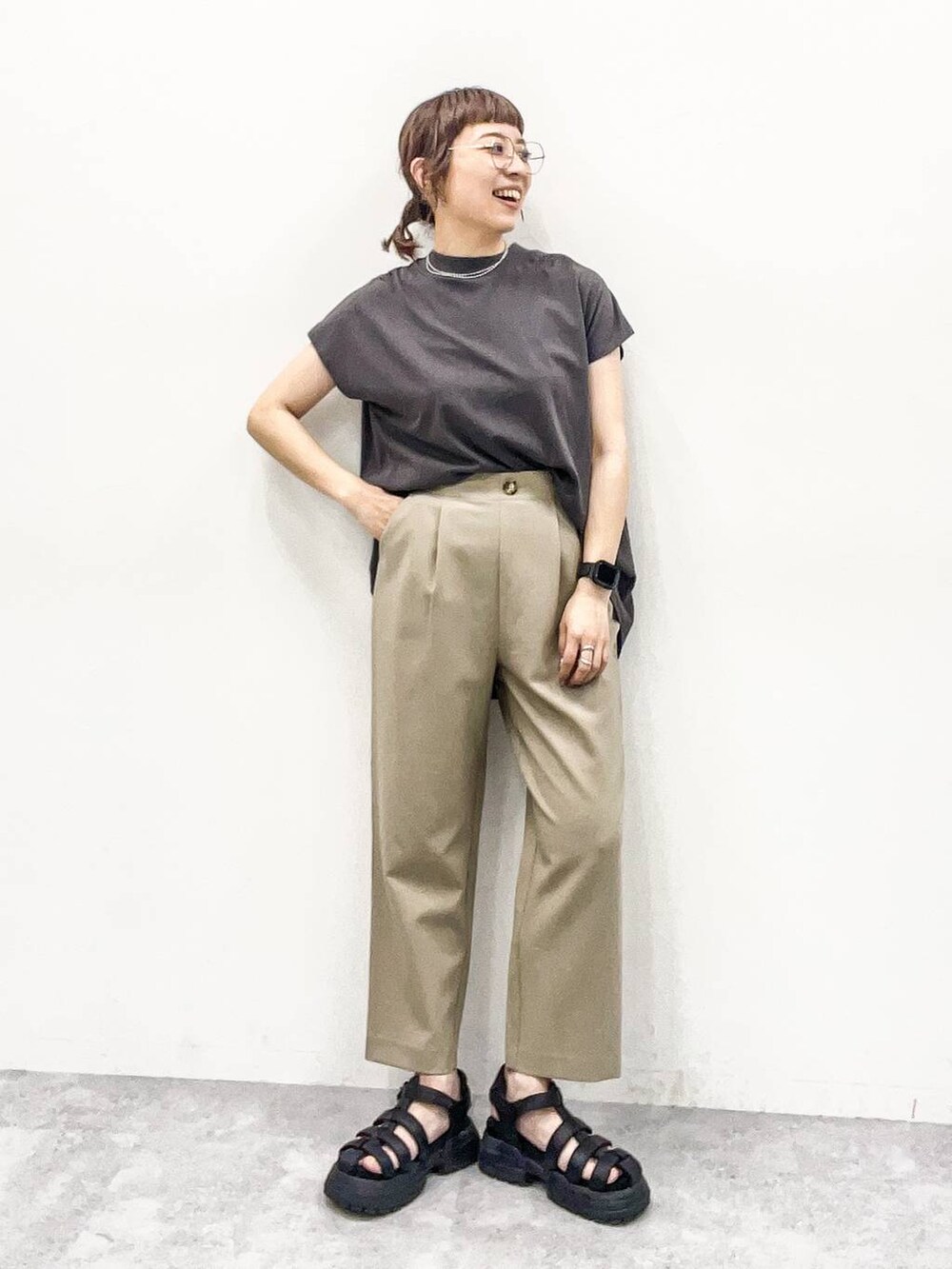 ベージュ系のその他パンツ、グレー系のTシャツ/カットソーを着用したレディースの夏コーディネートの2枚目の写真