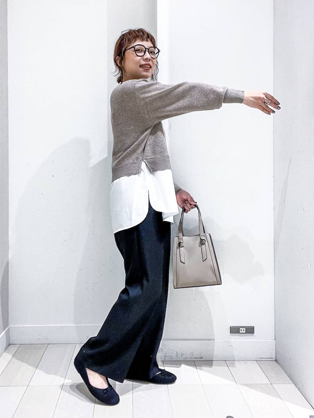 ベージュ系のショルダーバッグ、グレー系のノーカラーコート、ブラック系のその他パンツを着用したレディースの秋コーディネートの9枚目の写真