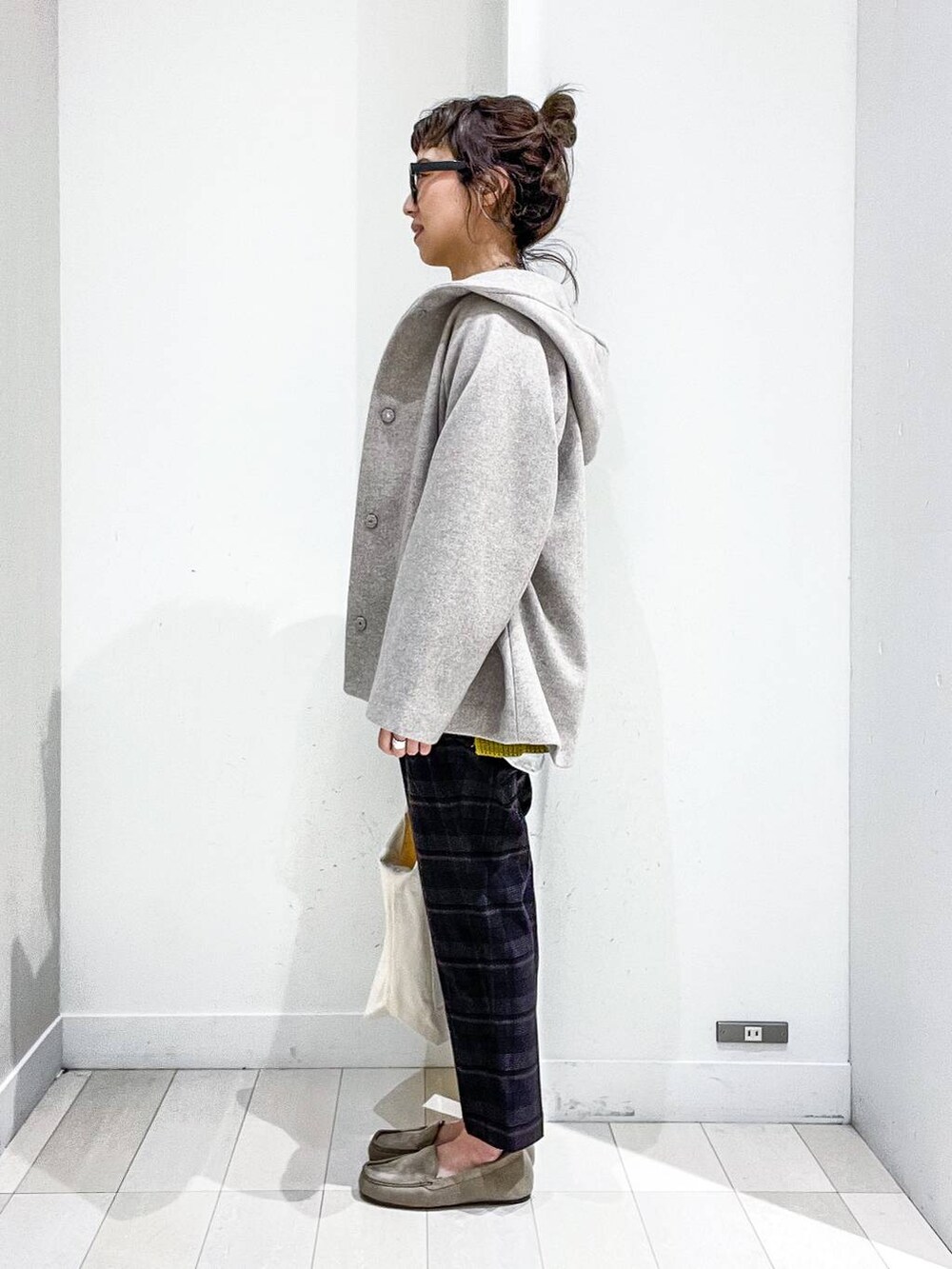ベージュ系のその他アウター、その他のTシャツ/カットソー、イエロー系のニット/セーターを着用したレディースの冬コーディネートの3枚目の写真