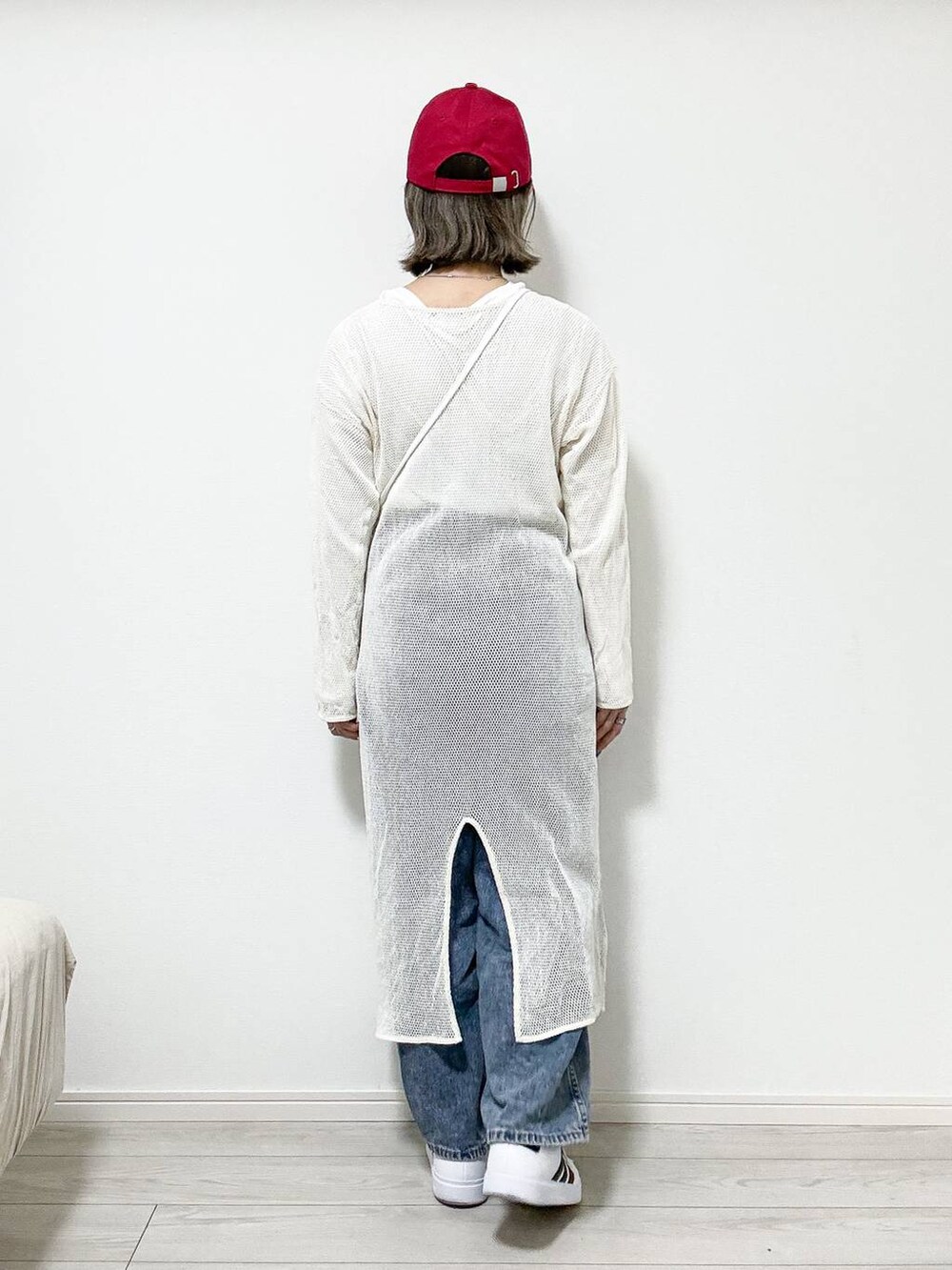 ホワイト系のショルダーバッグ、ホワイト系のワンピース、ホワイト系のTシャツ/カットソーを着用したレディースの春コーディネートの4枚目の写真