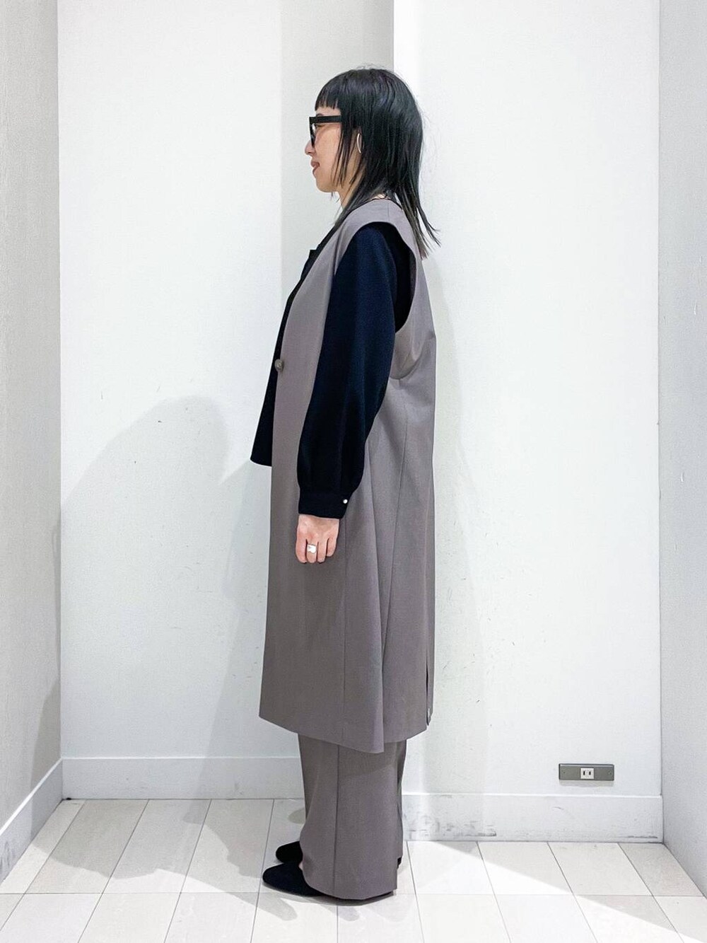 ブラック系のパンプス、ブラック系のシャツ/ブラウス、ブラウン系のその他パンツを着用したレディースの冬コーディネートの3枚目の写真