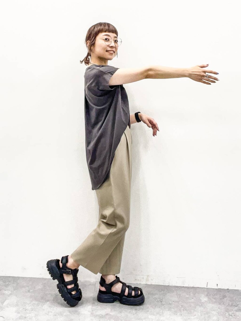 ベージュ系のその他パンツ、グレー系のTシャツ/カットソーを着用したレディースの夏コーディネートの5枚目の写真