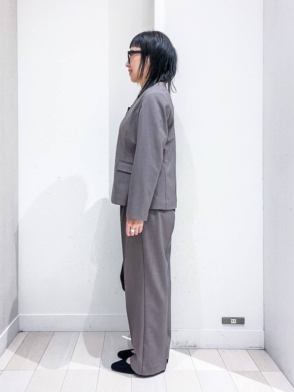 ブラック系のパンプス、ブラウン系のスーツジャケット、ブラック系のシャツ/ブラウスを着用したレディースの秋コーディネートの3枚目の写真