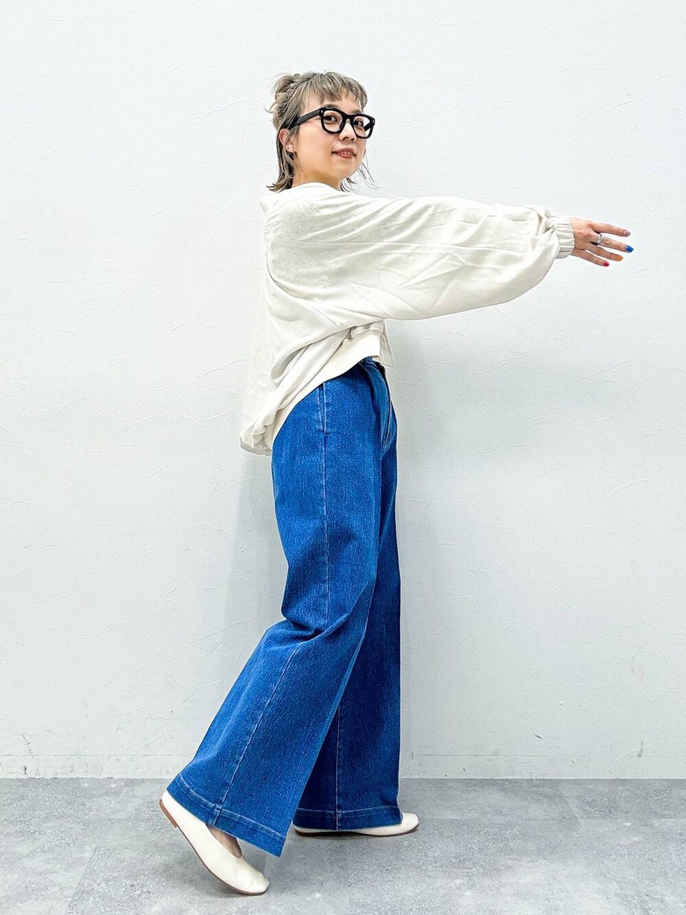 ブルー系のデニムパンツ、ホワイト系のパンプス、イエロー系のシャツ/ブラウスを着用したレディースの春コーディネートの5枚目の写真