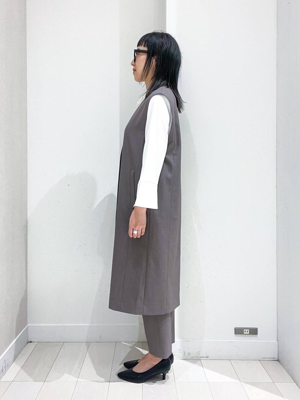 ブラック系のパンプス、ホワイト系のシャツ/ブラウス、ブラウン系のその他パンツを着用したレディースの冬コーディネートの3枚目の写真