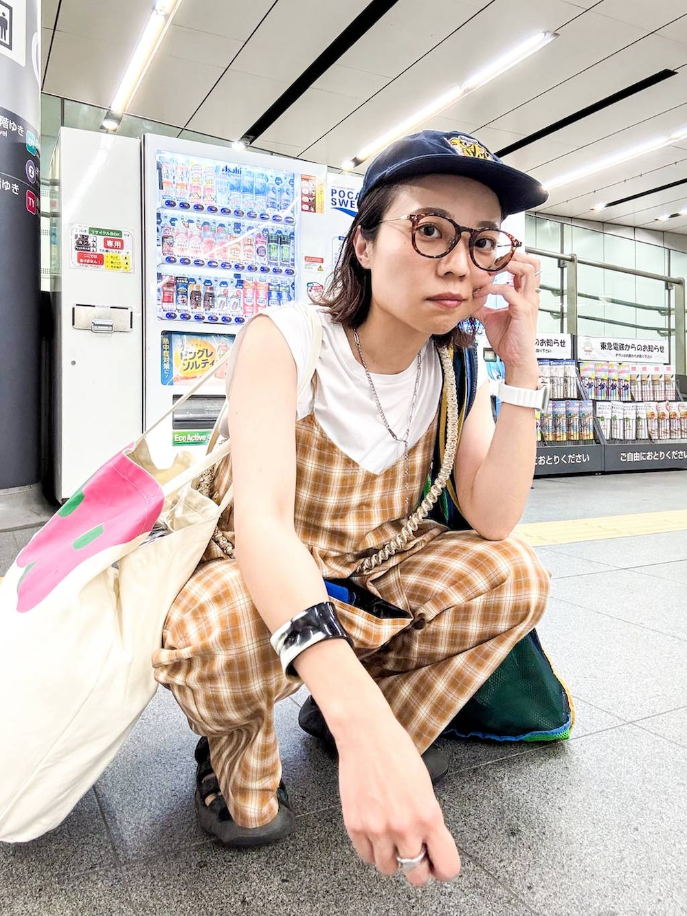 ホワイト系のTシャツ/カットソーを着用したレディースの夏コーディネートの7枚目の写真