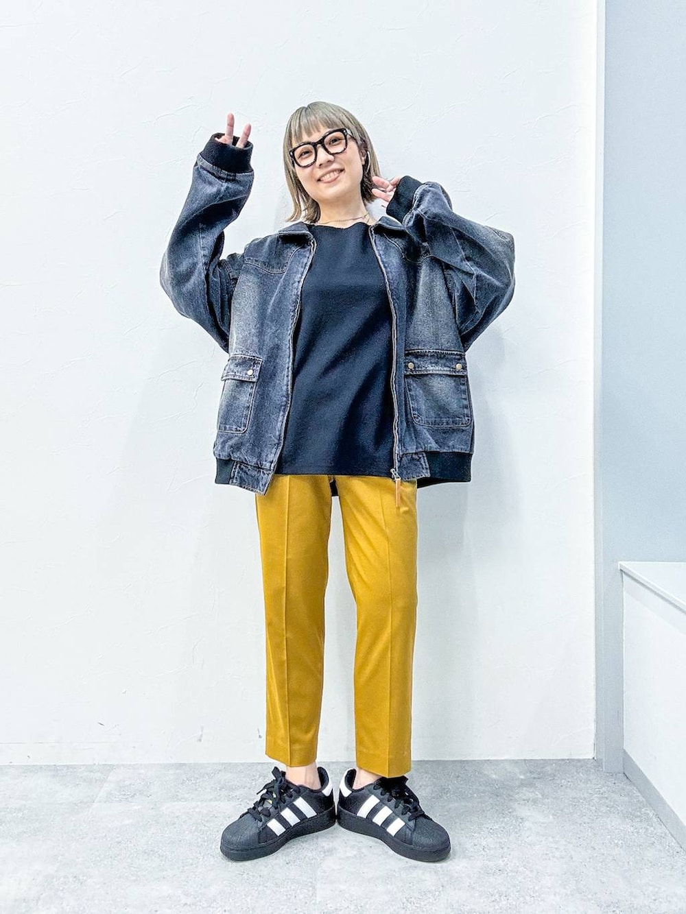 ブラック系のデニムジャケット、ブラック系のTシャツ/カットソーを着用したレディースの春コーディネートの2枚目の写真