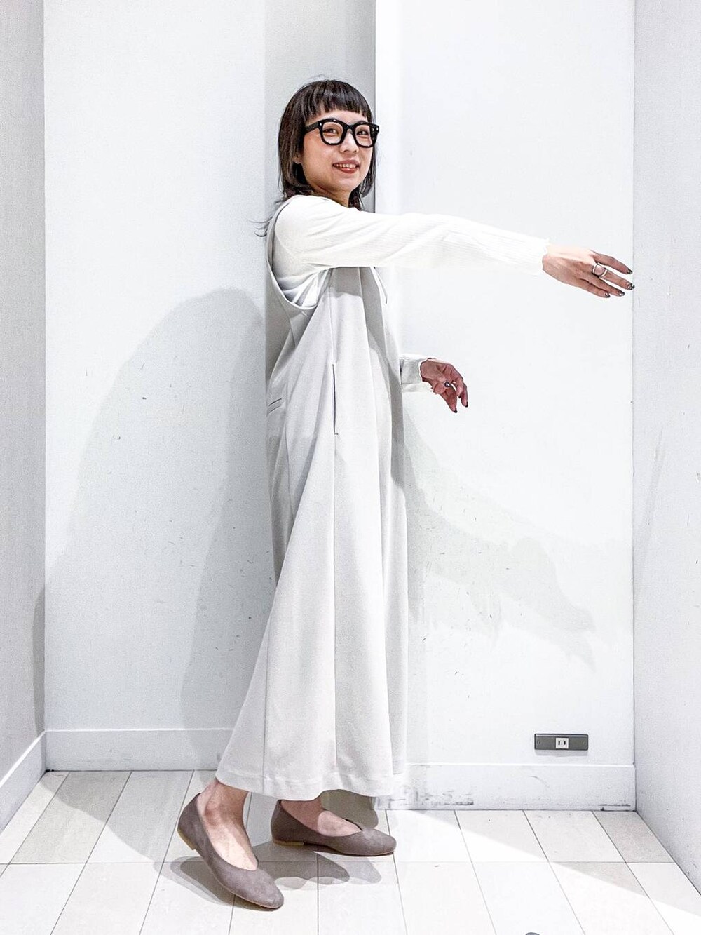 ベージュ系のショルダーバッグ、ホワイト系のTシャツ/カットソー、ベージュ系のパンプスを着用したレディースの秋コーディネートの9枚目の写真