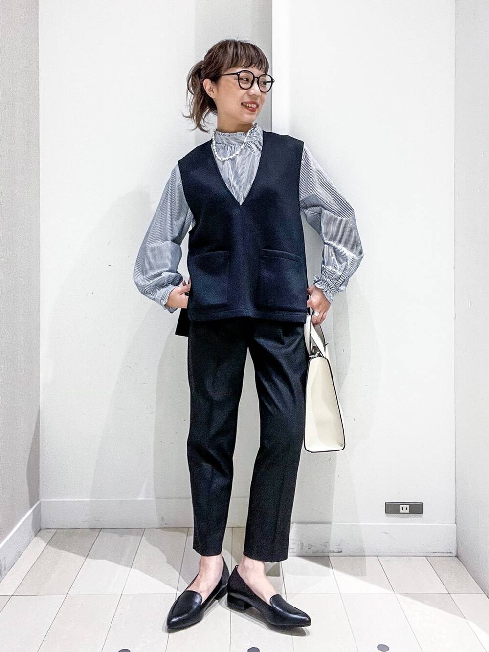 ブラック系のパンプス、ブラック系のその他パンツ、その他のシャツ/ブラウスを着用したレディースの秋コーディネートの2枚目の写真