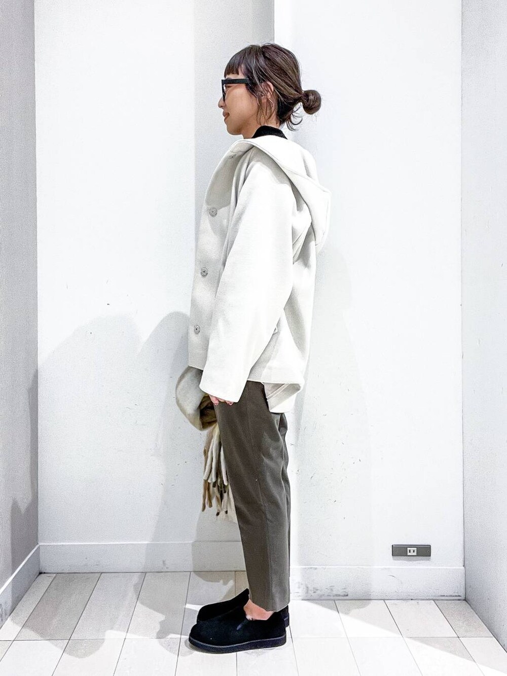 ホワイト系のトートバッグ、ホワイト系のその他アウター、その他のTシャツ/カットソーを着用したレディースの秋コーディネートの3枚目の写真