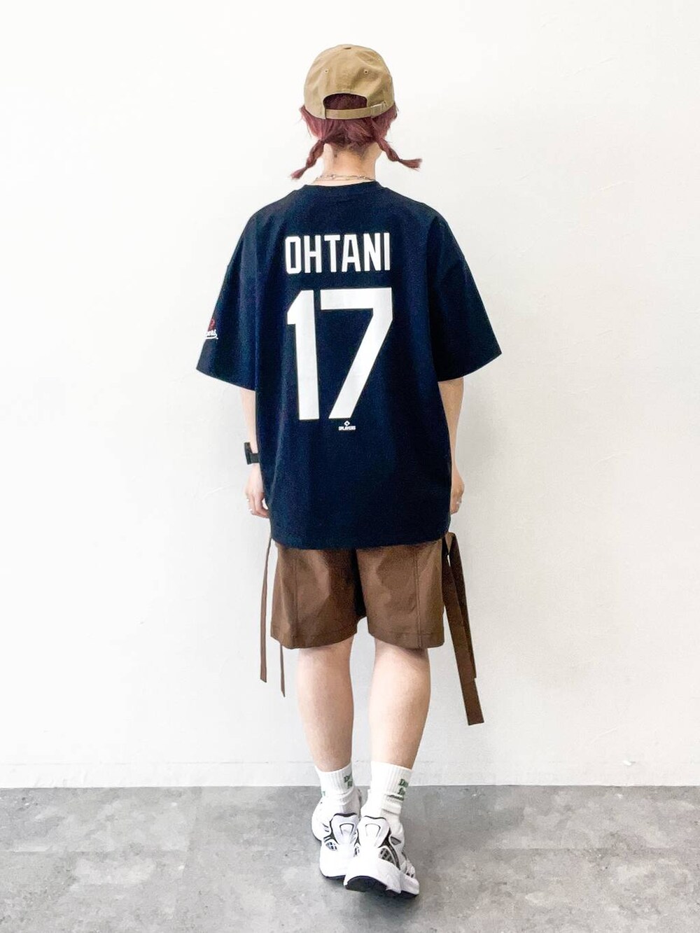 ブラウン系のカーゴパンツ、ブラック系のTシャツ/カットソー、ベージュ系のキャップを着用したレディースの夏コーディネートの4枚目の写真