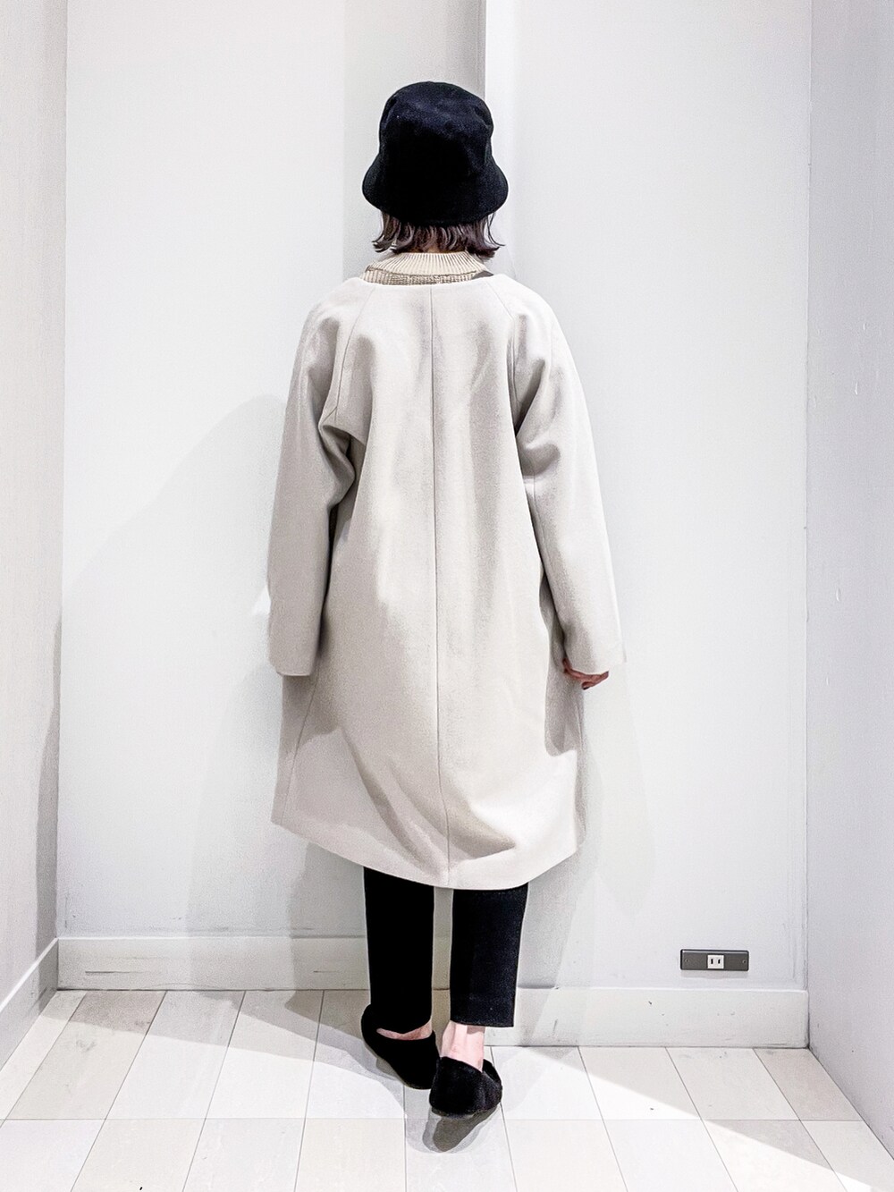 ベージュ系のニット/セーター、グレー系のノーカラーコート、ブラック系のその他パンツを着用したレディースの冬コーディネートの3枚目の写真