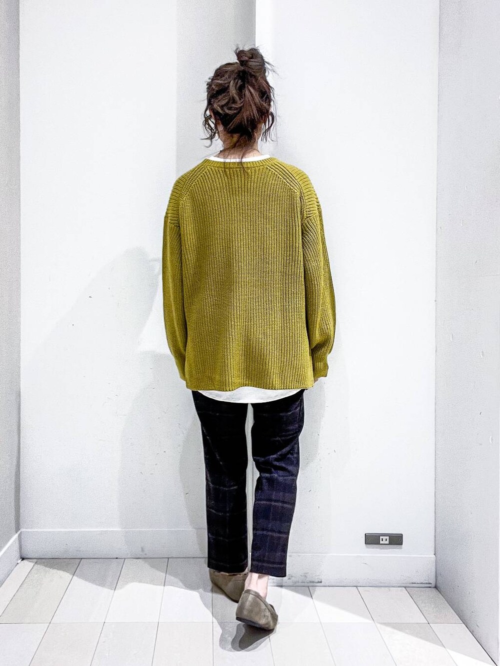 ベージュ系のその他アウター、その他のTシャツ/カットソー、イエロー系のニット/セーターを着用したレディースの冬コーディネートの8枚目の写真