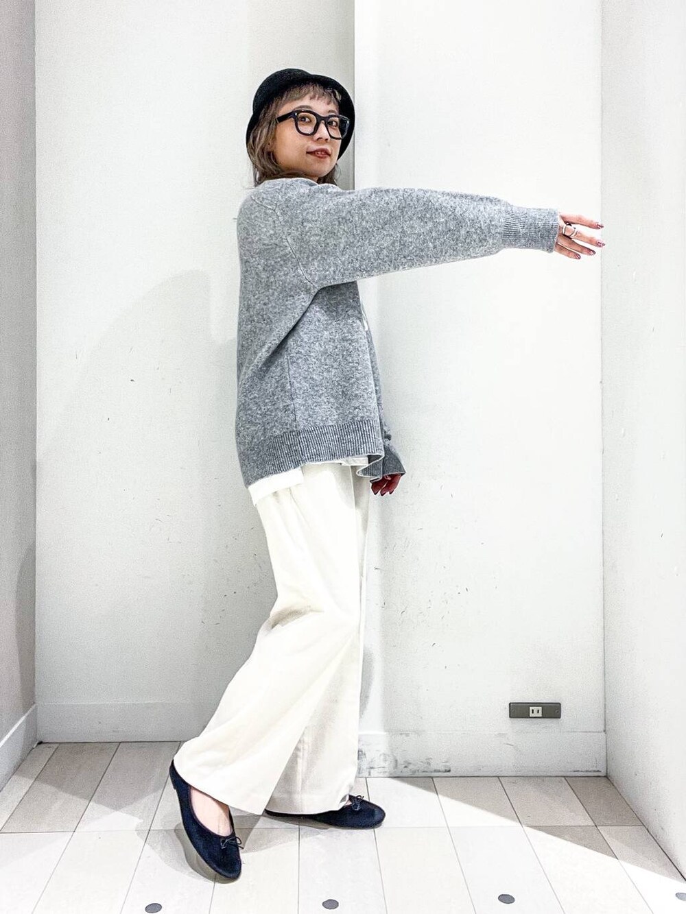 グレー系のその他アウター、その他のTシャツ/カットソー、グレー系のニット/セーターを着用したレディースの冬コーディネートの9枚目の写真