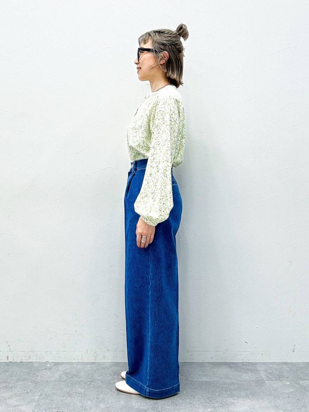 ブルー系のデニムパンツ、ホワイト系のパンプス、イエロー系のシャツ/ブラウスを着用したレディースの春コーディネートの7枚目の写真