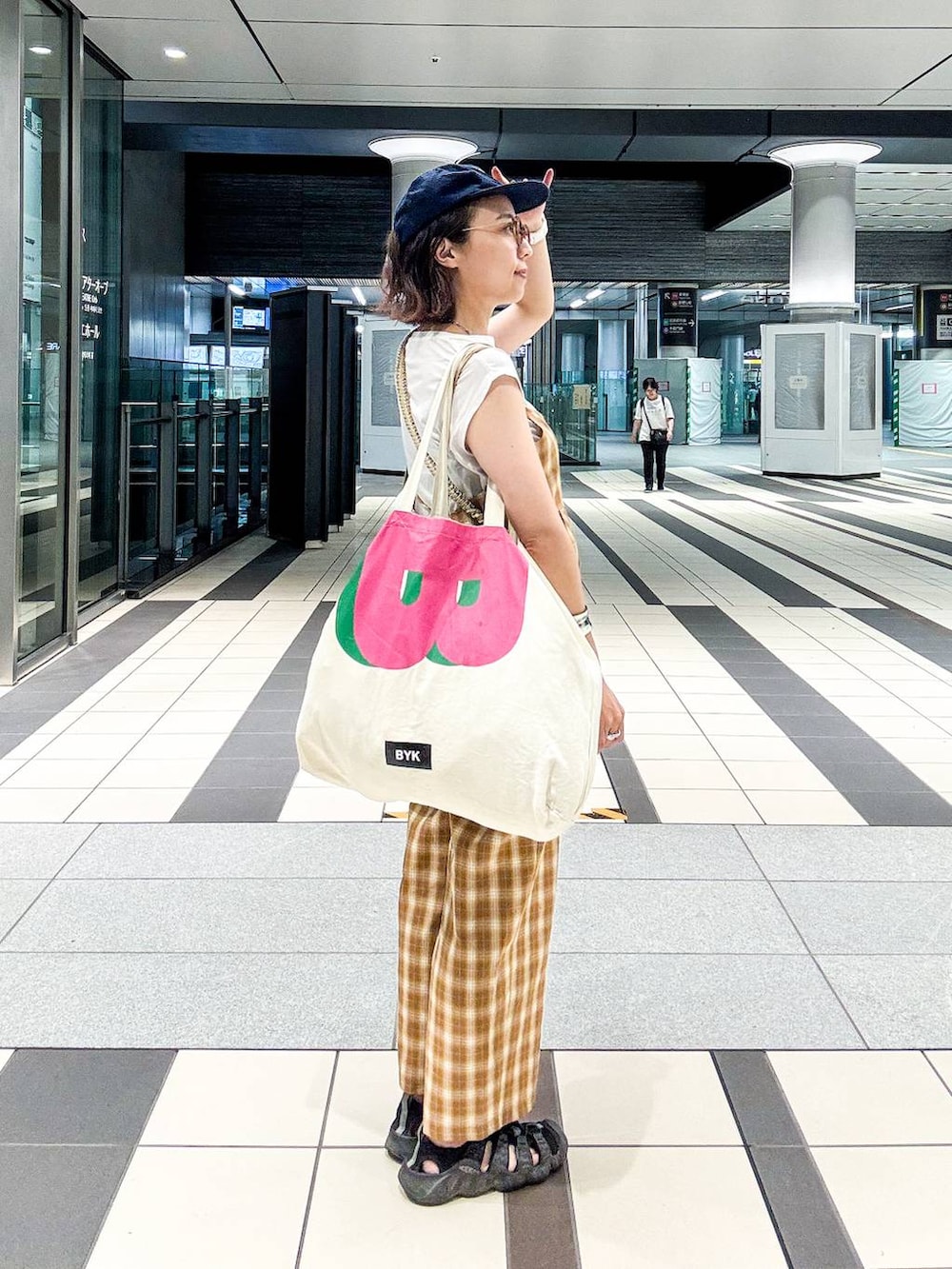 ホワイト系のTシャツ/カットソーを着用したレディースの夏コーディネートの5枚目の写真