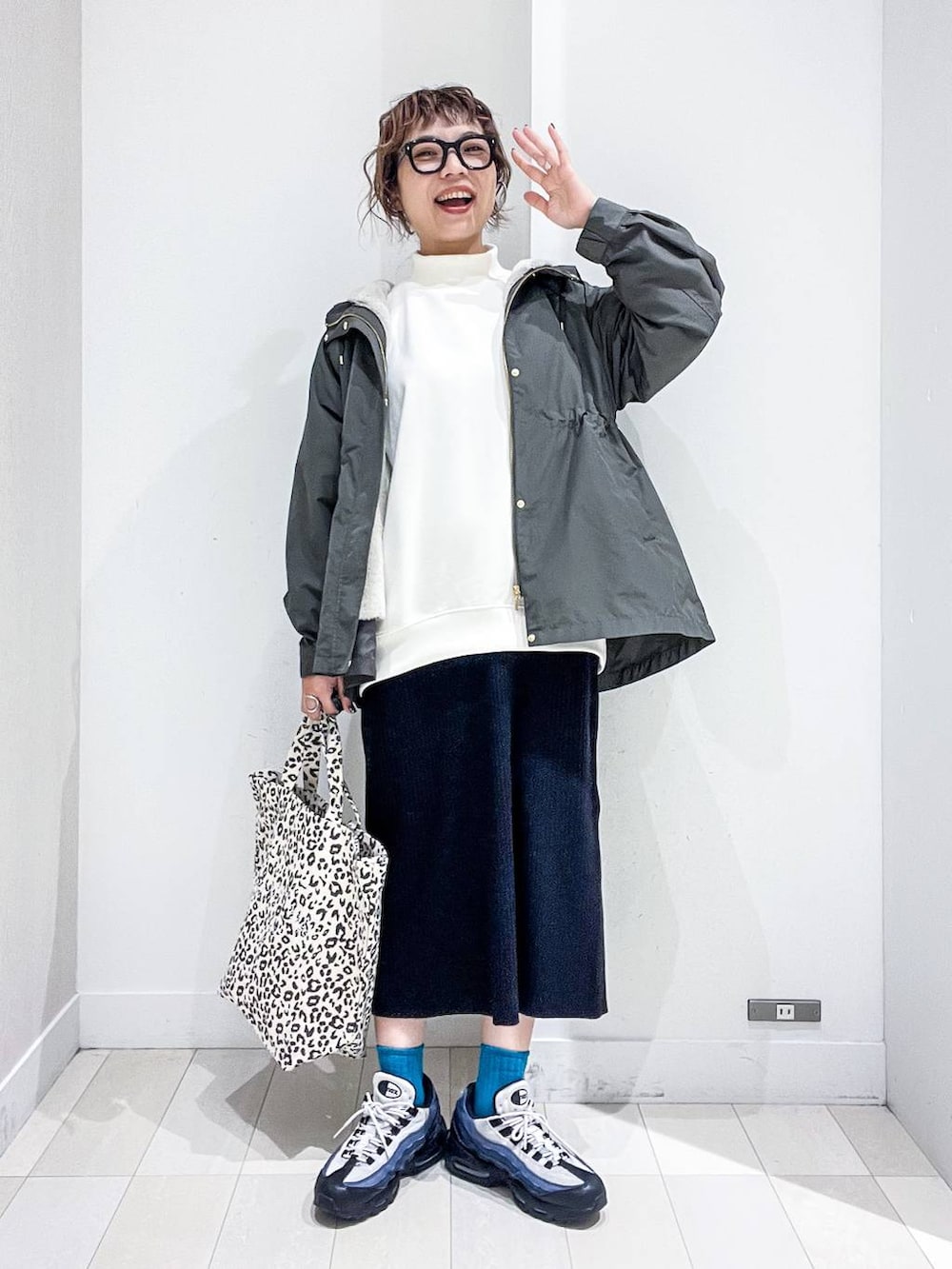 その他のトートバッグ、ホワイト系のTシャツ/カットソー、グリーン系のマウンテンパーカーを着用したレディースの秋コーディネートの2枚目の写真