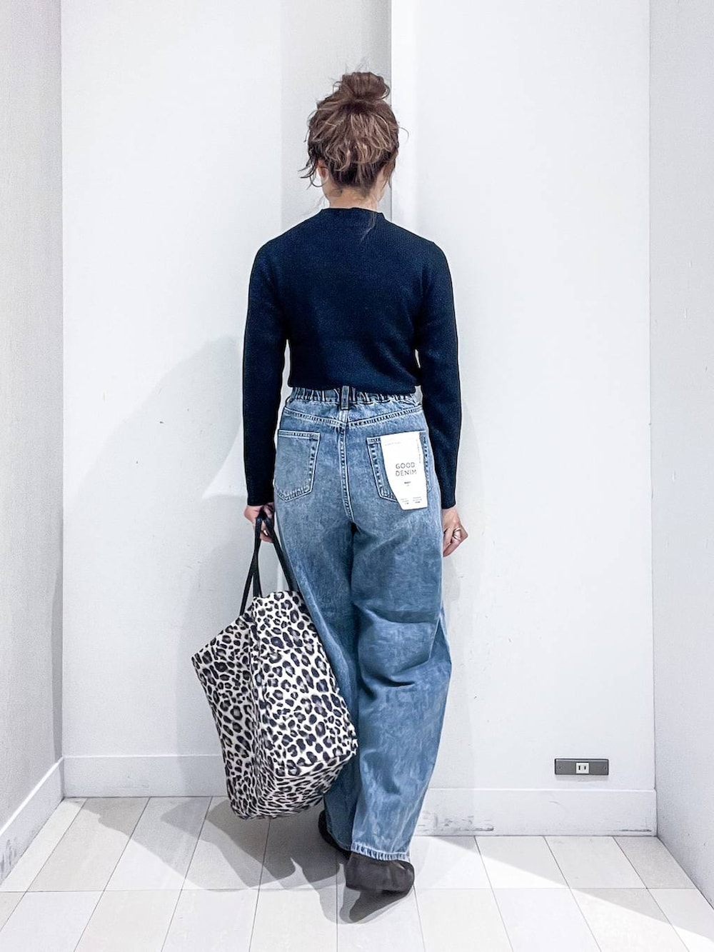 ブラウン系のピーコート、ブラック系のニット/セーター、グレー系のパンプスを着用したレディースの秋コーディネートの8枚目の写真