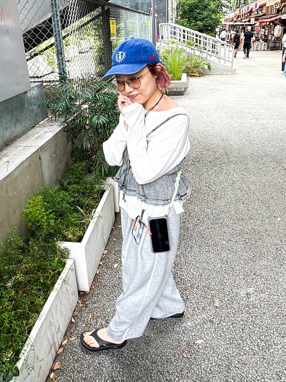 グレー系のスウェットパンツ、ホワイト系のTシャツ/カットソー、グレー系のその他トップスを着用したレディースの夏コーディネートの7枚目の写真