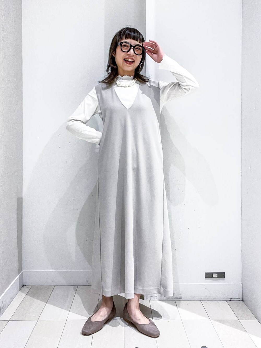 ベージュ系のショルダーバッグ、ホワイト系のTシャツ/カットソー、ベージュ系のパンプスを着用したレディースの秋コーディネートの6枚目の写真