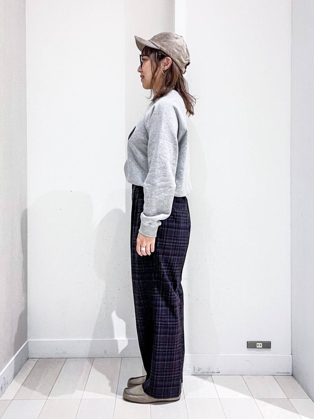 ブルー系のその他パンツ、ホワイト系のショルダーバッグ、グレー系のスウェットを着用したレディースの秋コーディネートの3枚目の写真