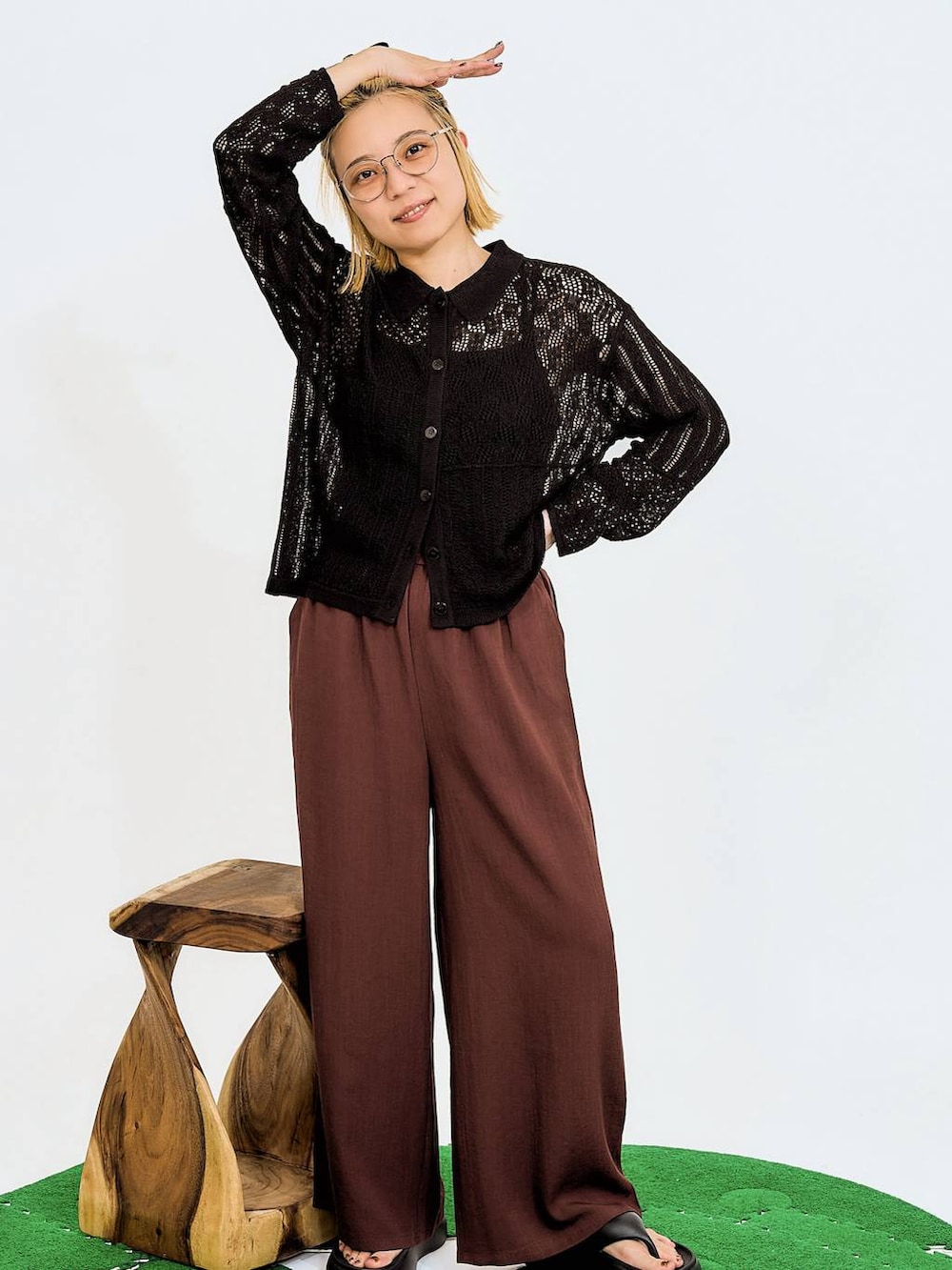 ブラック系のシャツ/ブラウスを着用したレディースの春コーディネートの2枚目の写真