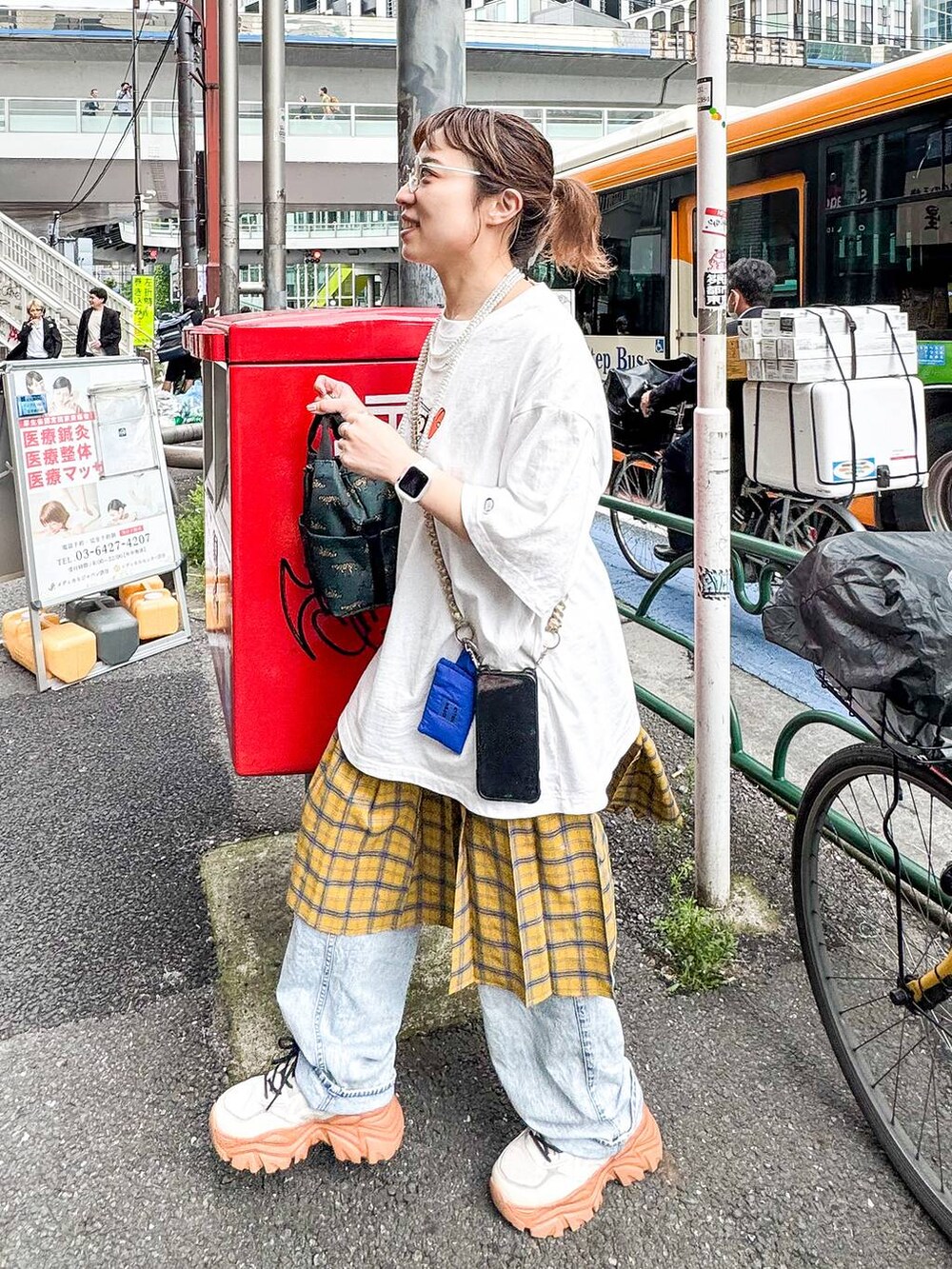 ホワイト系のTシャツ/カットソーを着用したレディースの春コーディネートの3枚目の写真