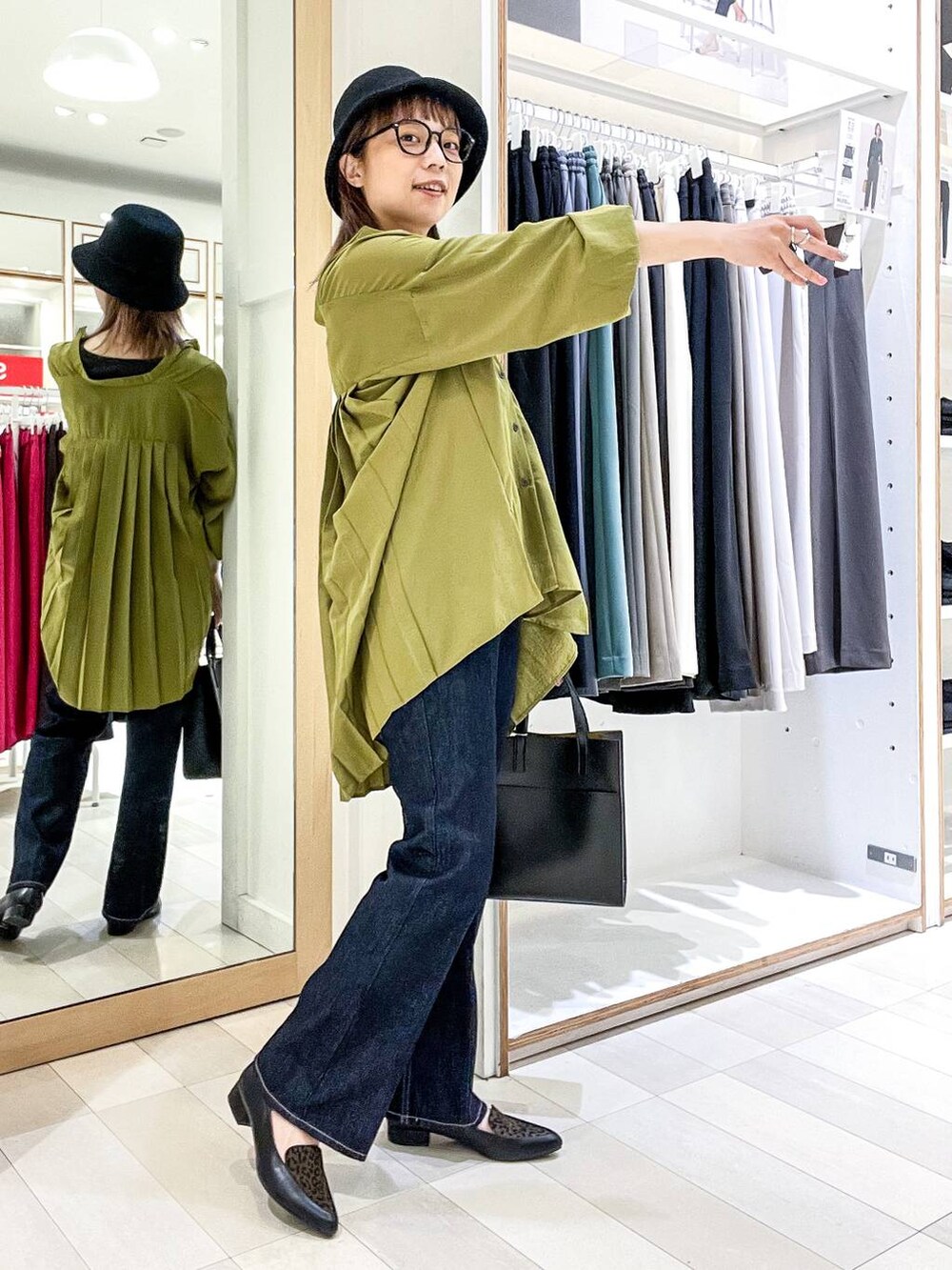 その他のパンプス、グレー系のタンクトップ、ブラック系のショルダーバッグを着用したレディースの夏コーディネートの5枚目の写真