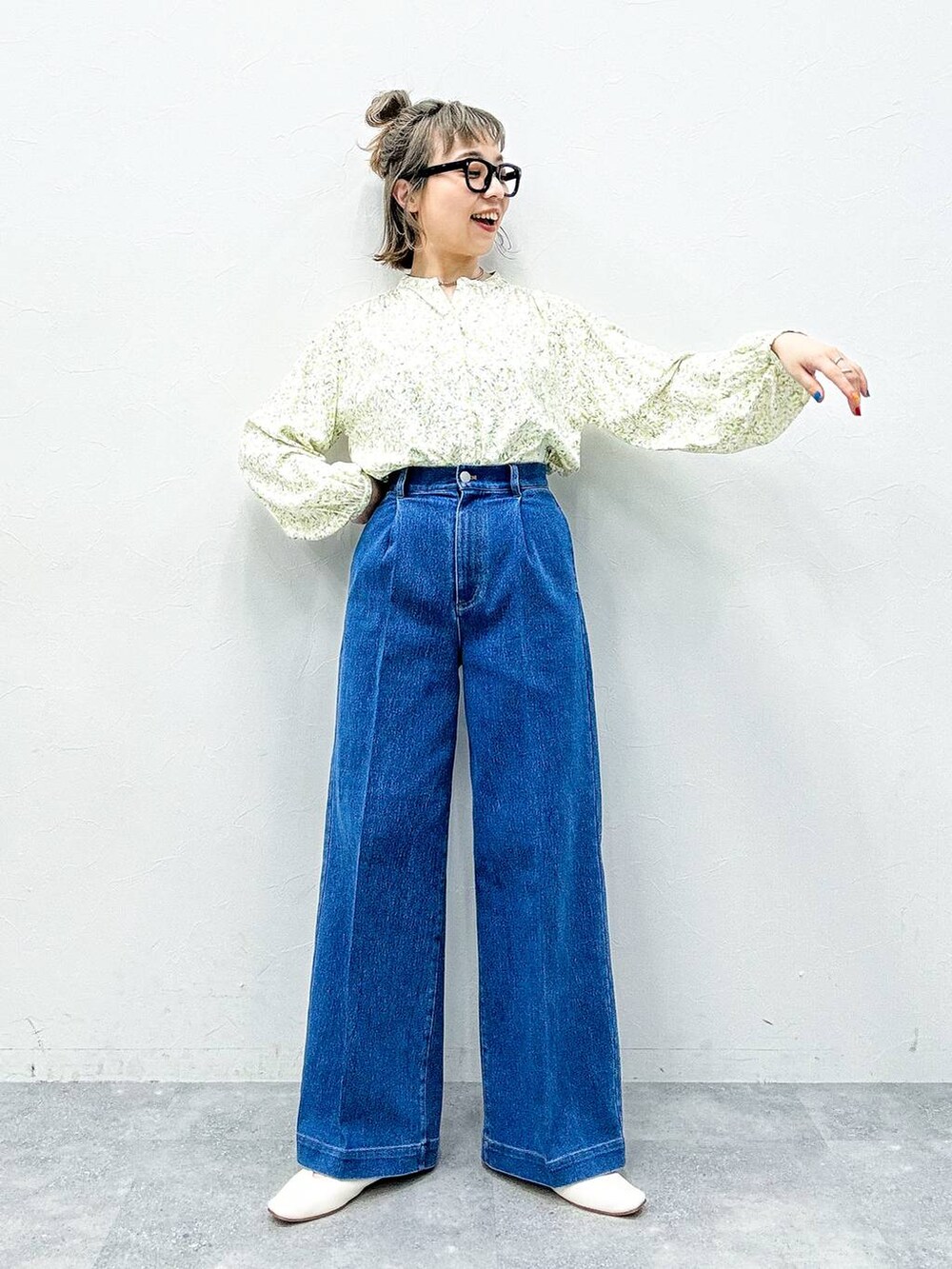 ブルー系のデニムパンツ、ホワイト系のパンプス、イエロー系のシャツ/ブラウスを着用したレディースの春コーディネートの6枚目の写真