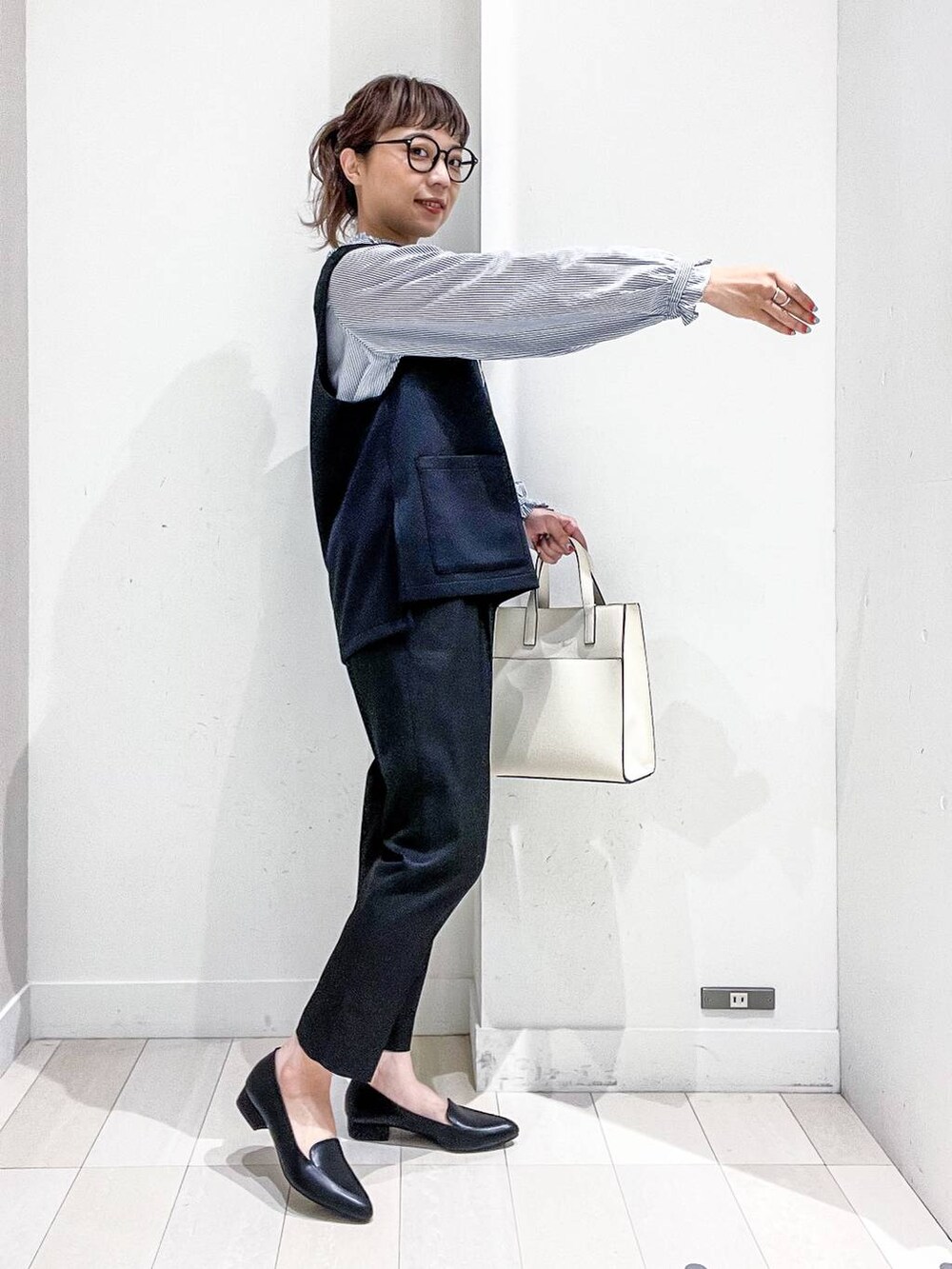 ブラック系のパンプス、ブラック系のその他パンツ、その他のシャツ/ブラウスを着用したレディースの秋コーディネートの5枚目の写真