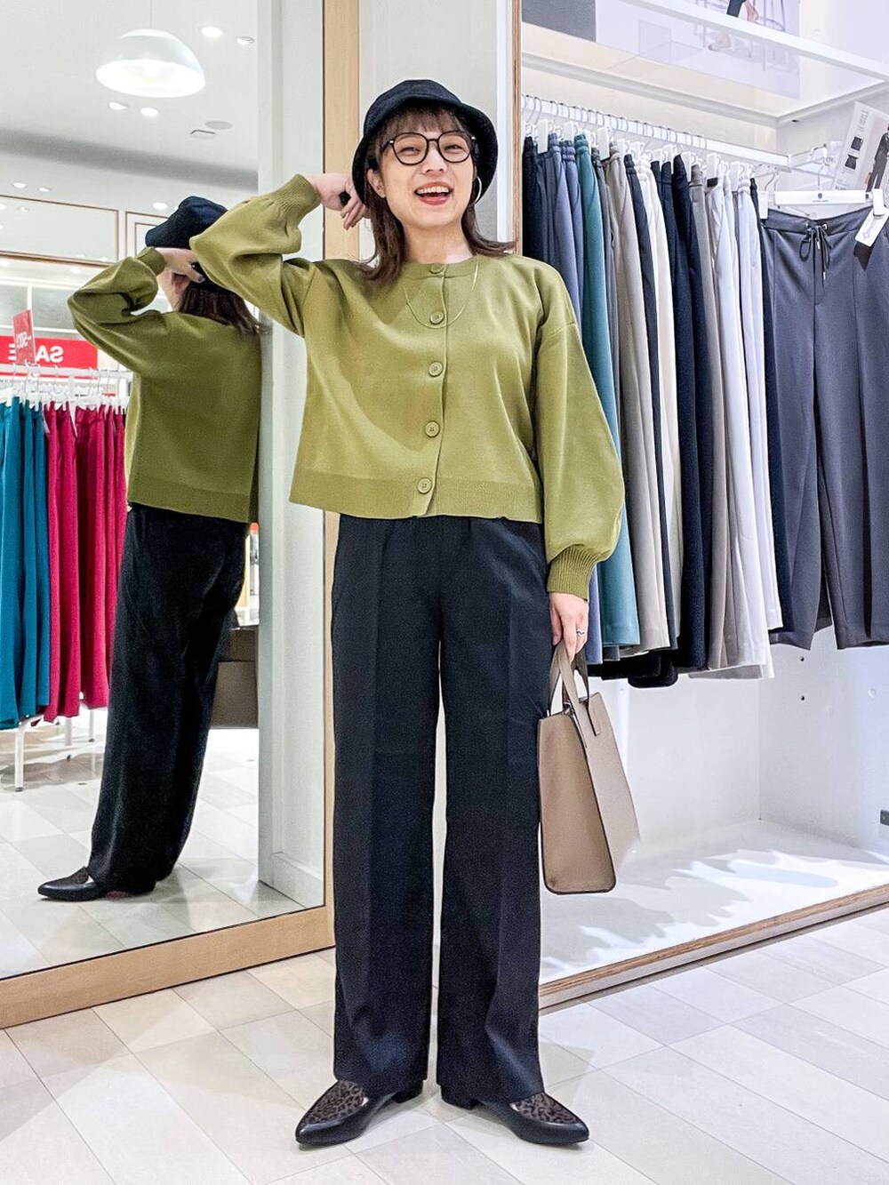 その他のパンプス、ベージュ系のショルダーバッグ、イエロー系のカーディガン/ボレロを着用したレディースの夏コーディネートの7枚目の写真