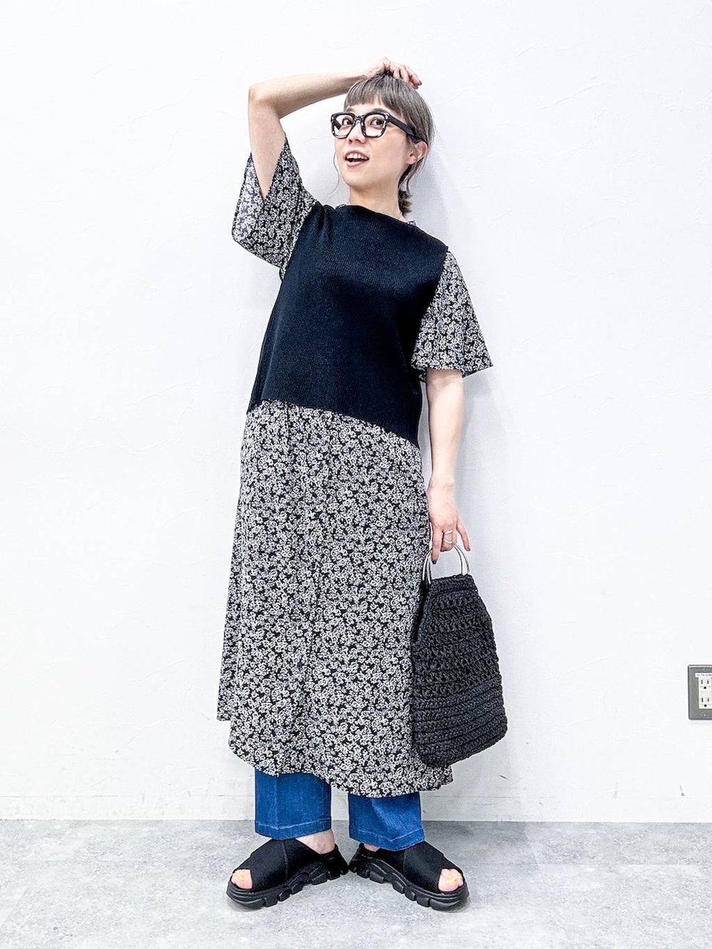 ブルー系のスラックス、ブラック系のサンダル、ブラック系のベストを着用したレディースの春コーディネートの9枚目の写真