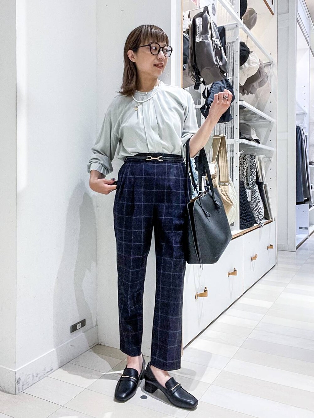 ブルー系のその他パンツ、グリーン系のシャツ/ブラウス、ブラック系のトートバッグを着用したレディースの夏コーディネートの7枚目の写真