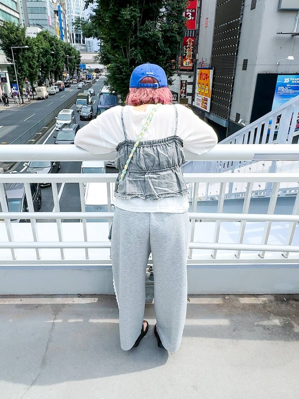 グレー系のスウェットパンツ、ホワイト系のTシャツ/カットソー、グレー系のその他トップスを着用したレディースの夏コーディネートの8枚目の写真