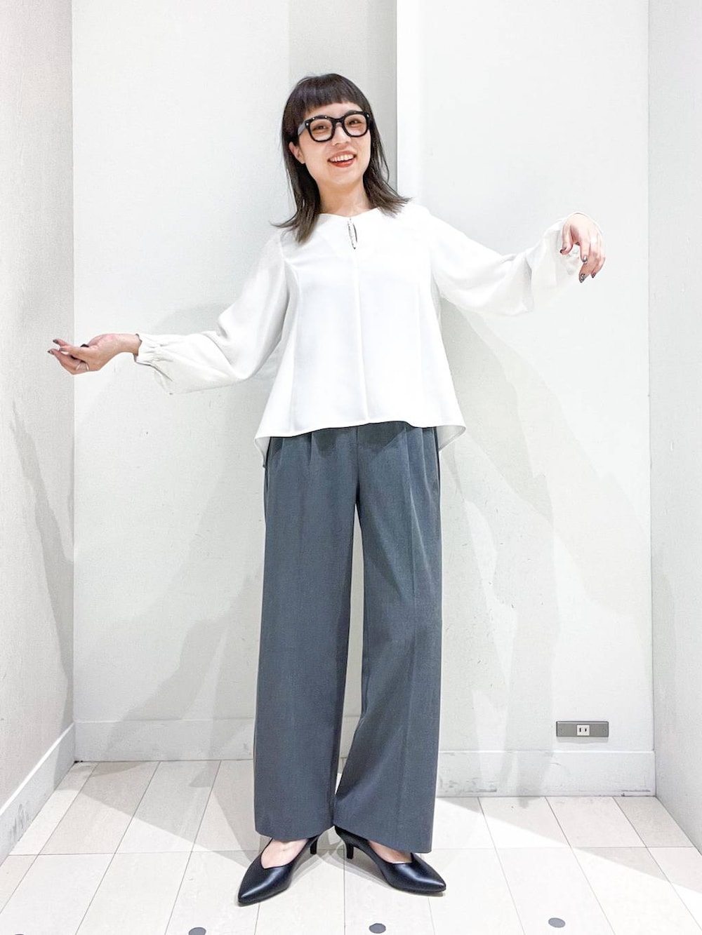 ブラック系のパンプス、ホワイト系のノーカラージャケット、ホワイト系のシャツ/ブラウスを着用したレディースの冬コーディネートの6枚目の写真