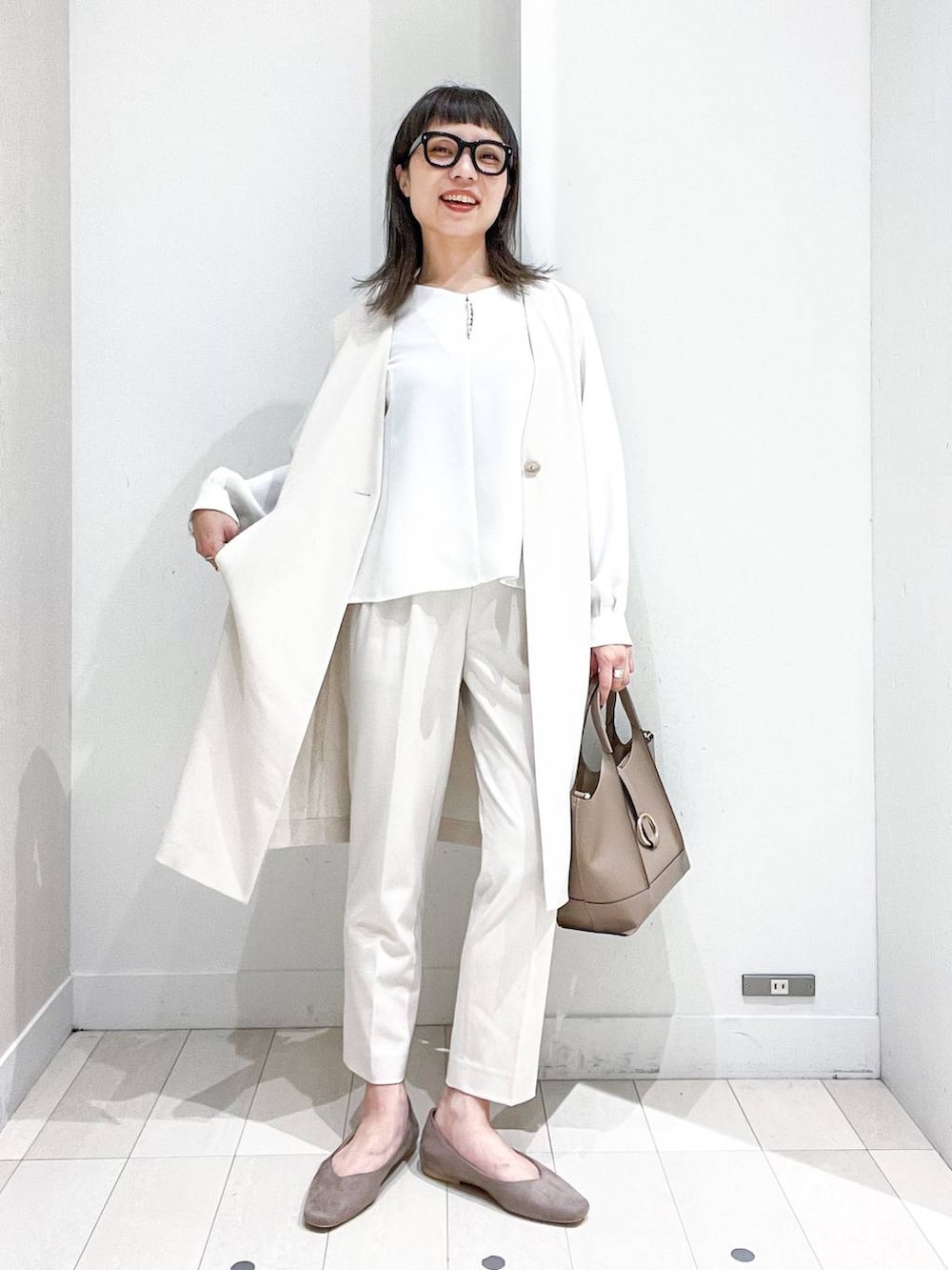 ベージュ系のパンプス、ホワイト系のベスト、ホワイト系のシャツ/ブラウスを着用したレディースの冬コーディネートの2枚目の写真