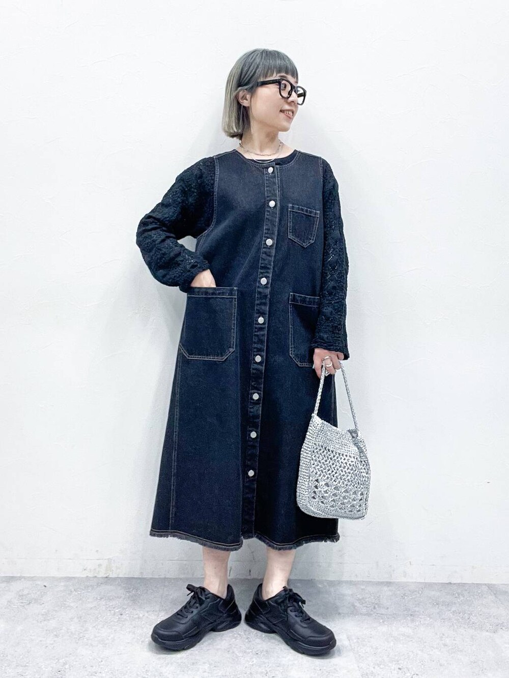 ブラック系のTシャツ/カットソーを着用したレディースの春コーディネートの2枚目の写真