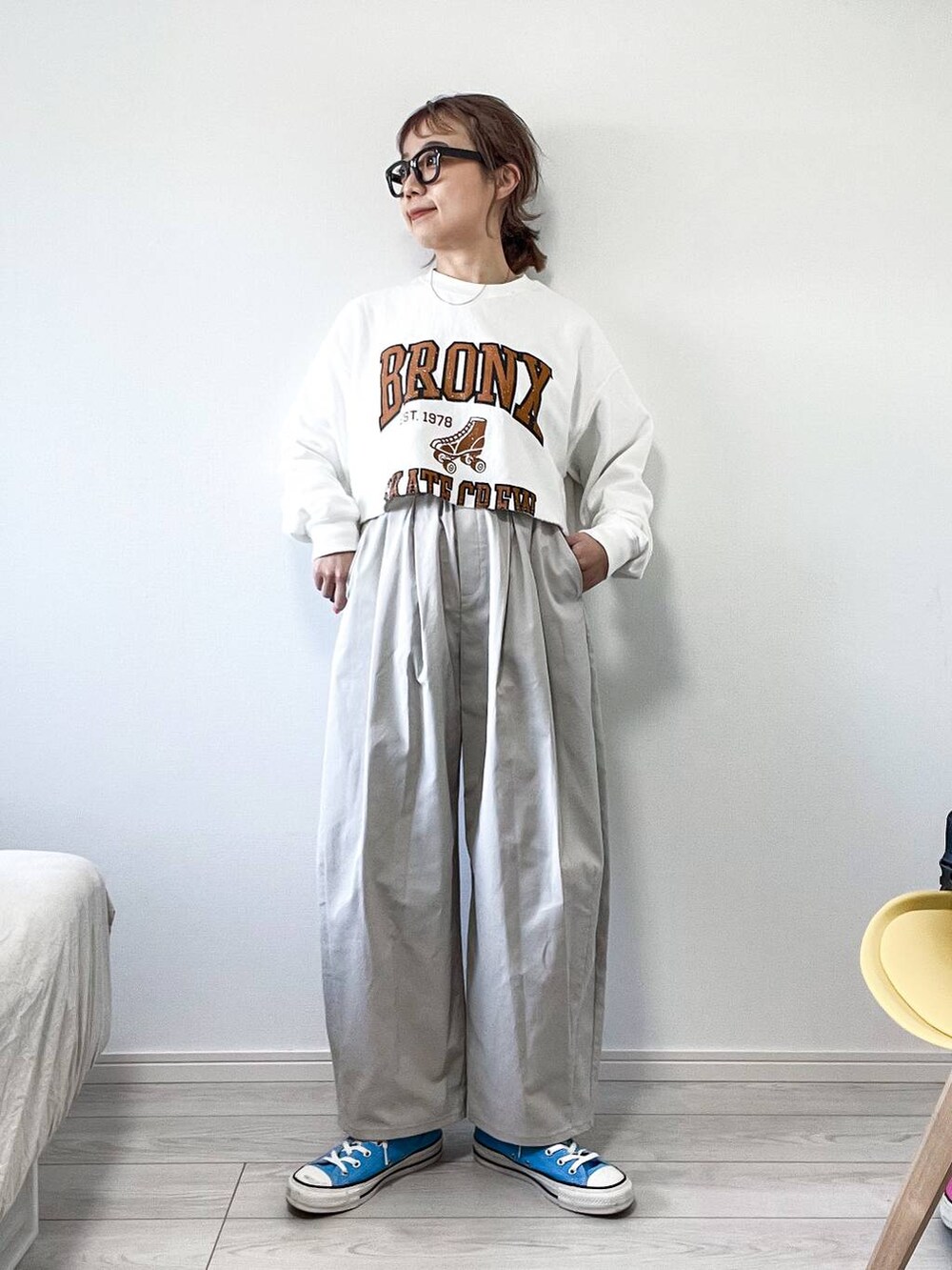 ホワイト系のスウェット、グレー系のその他パンツを着用したレディースの春コーディネートの2枚目の写真