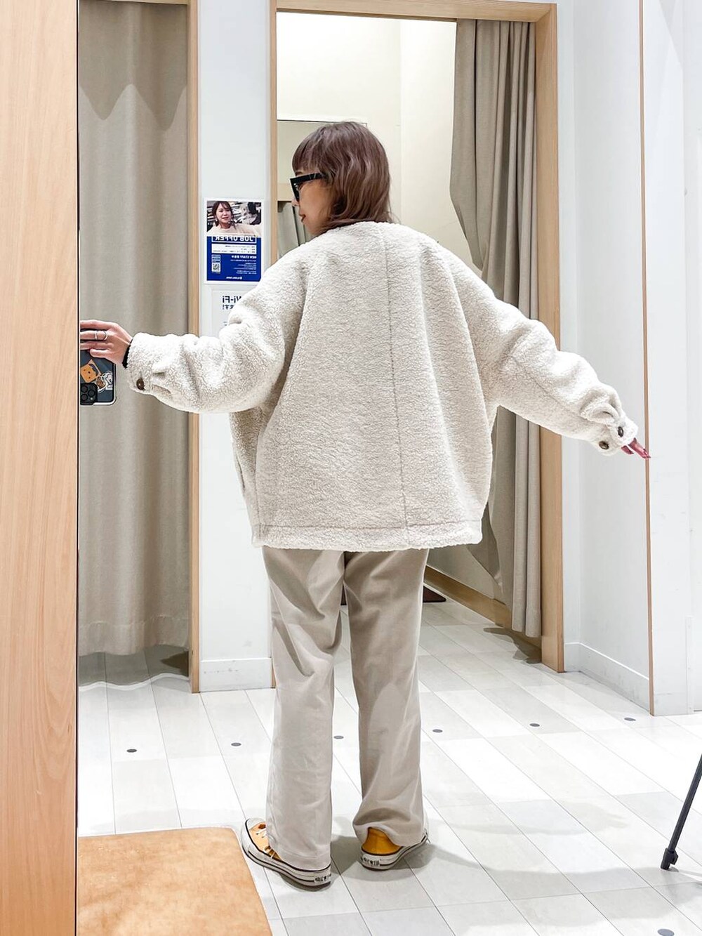 ブラック系のニット/セーター、ホワイト系のブルゾン、ベージュ系のその他パンツを着用したレディースの冬コーディネートの4枚目の写真