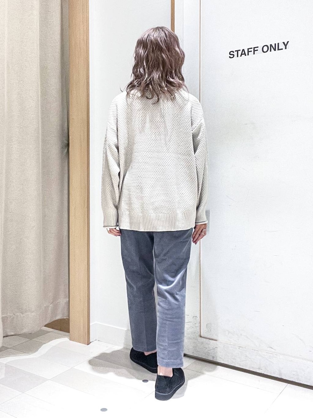ホワイト系のブルゾン、ベージュ系のニット/セーター、ブルー系のその他パンツを着用したレディースの冬コーディネートの8枚目の写真