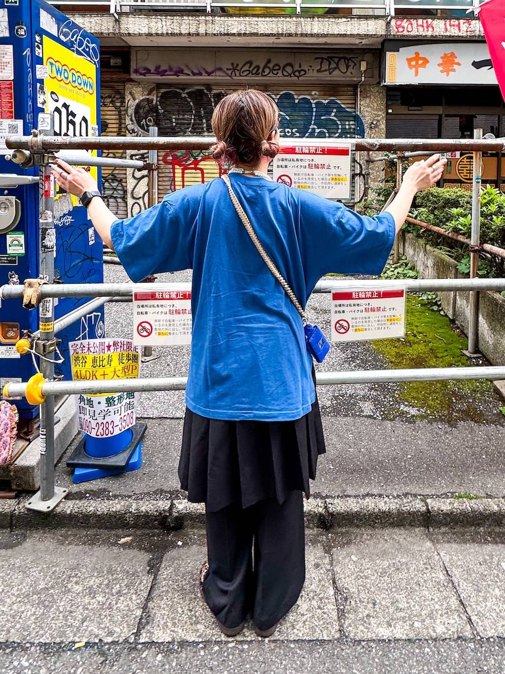その他のスニーカー、ブラック系のその他パンツ、ブルー系のTシャツ/カットソーを着用したレディースの春コーディネートの4枚目の写真