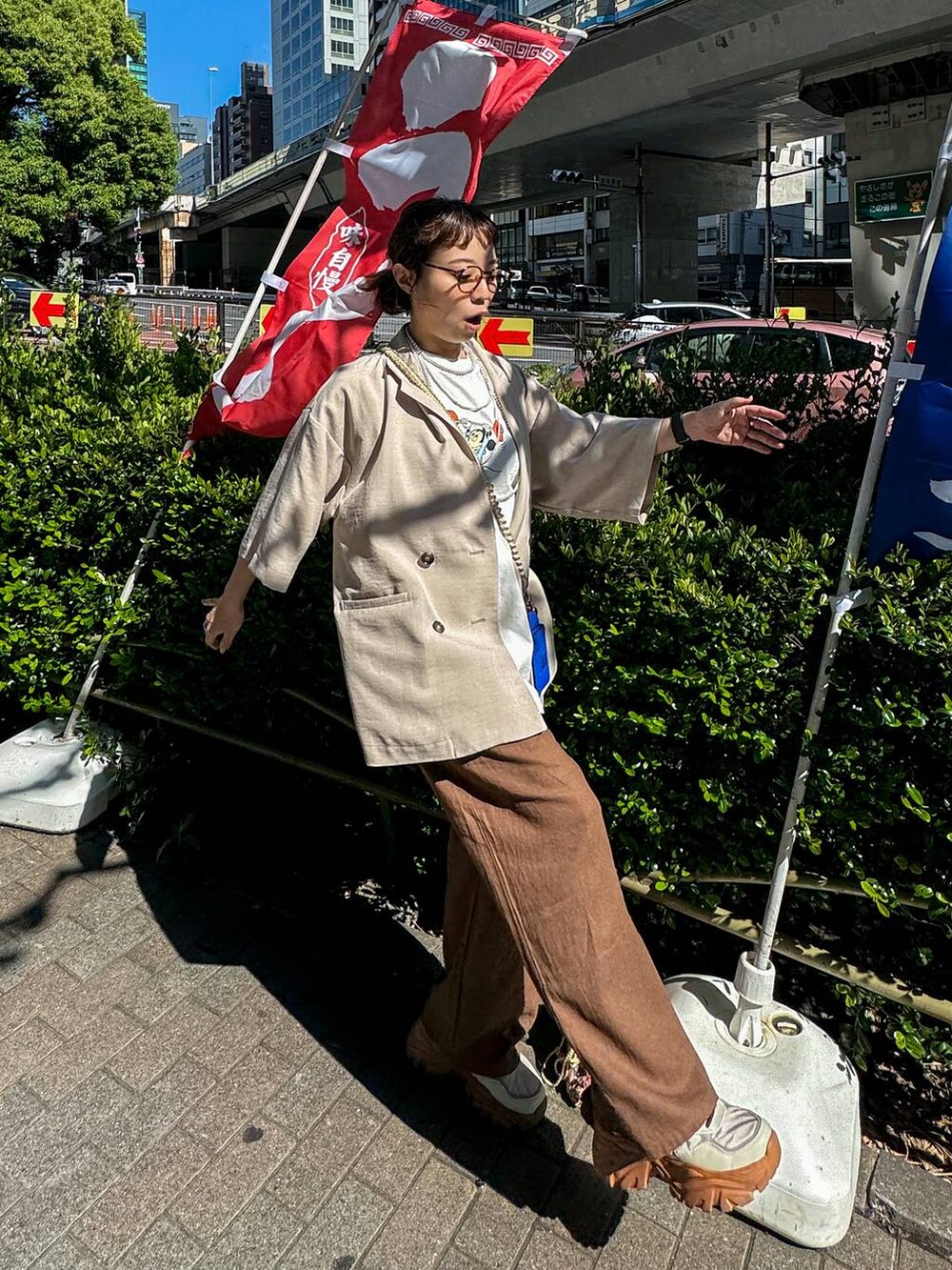 ベージュ系のテーラードジャケット、ブラウン系のその他パンツ、ホワイト系のTシャツ/カットソーを着用したレディースの春コーディネートの2枚目の写真