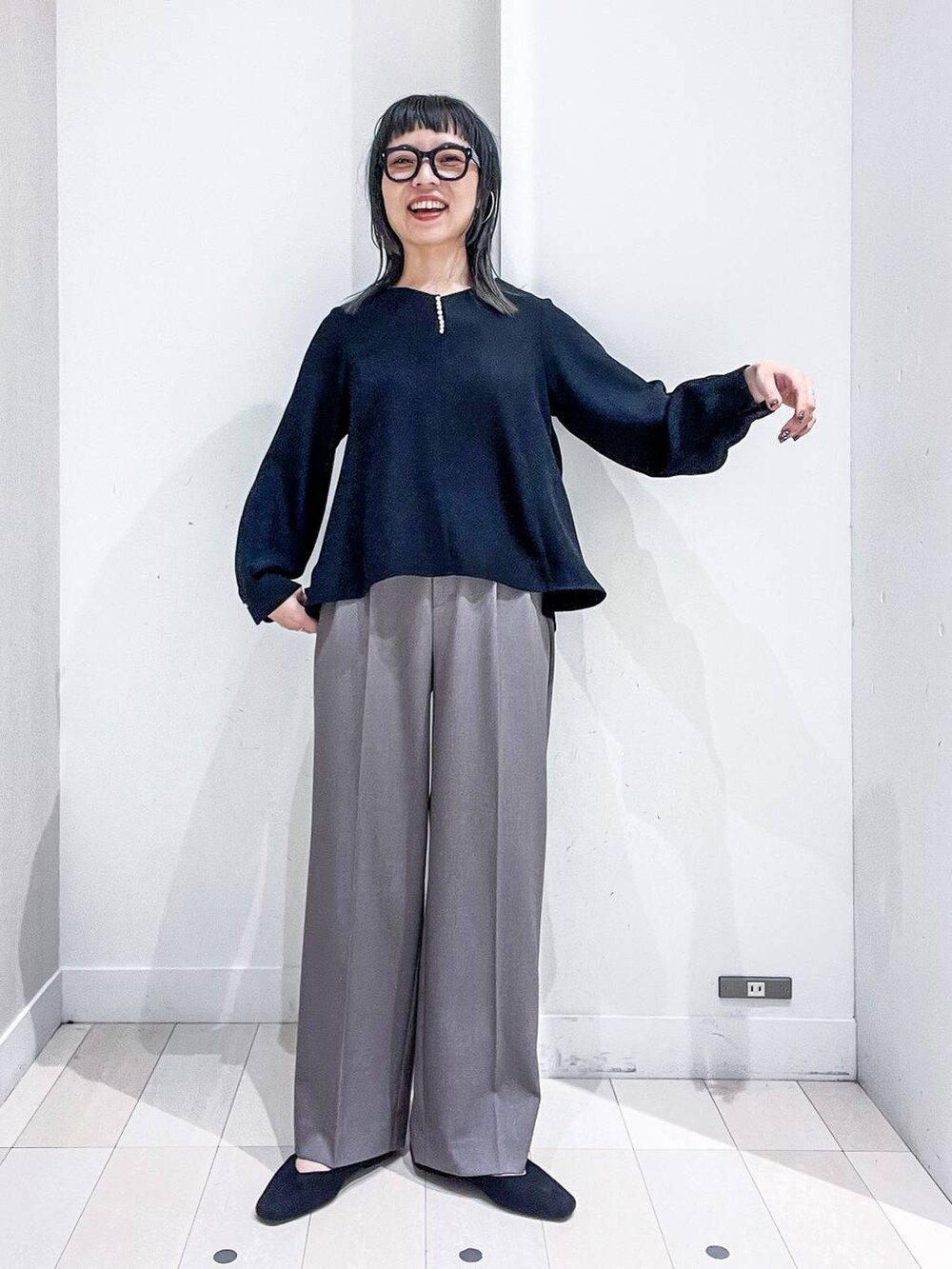 ブラック系のパンプス、ブラック系のシャツ/ブラウス、ブラウン系のその他パンツを着用したレディースの冬コーディネートの6枚目の写真