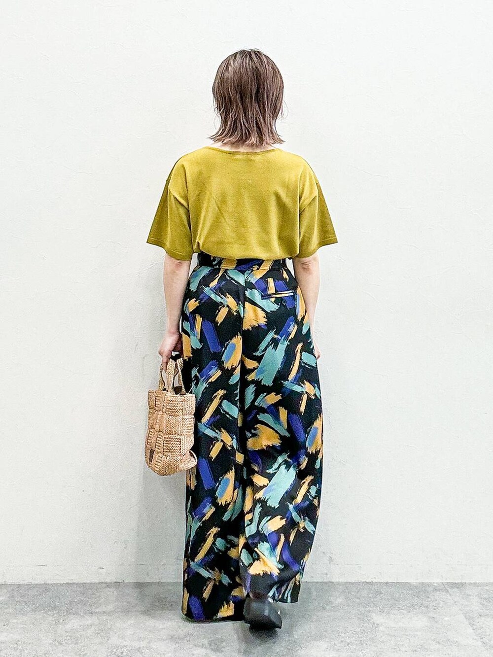 グリーン系のサンダル、イエロー系のTシャツ/カットソー、ブラック系のその他パンツを着用したレディースの夏コーディネートの4枚目の写真