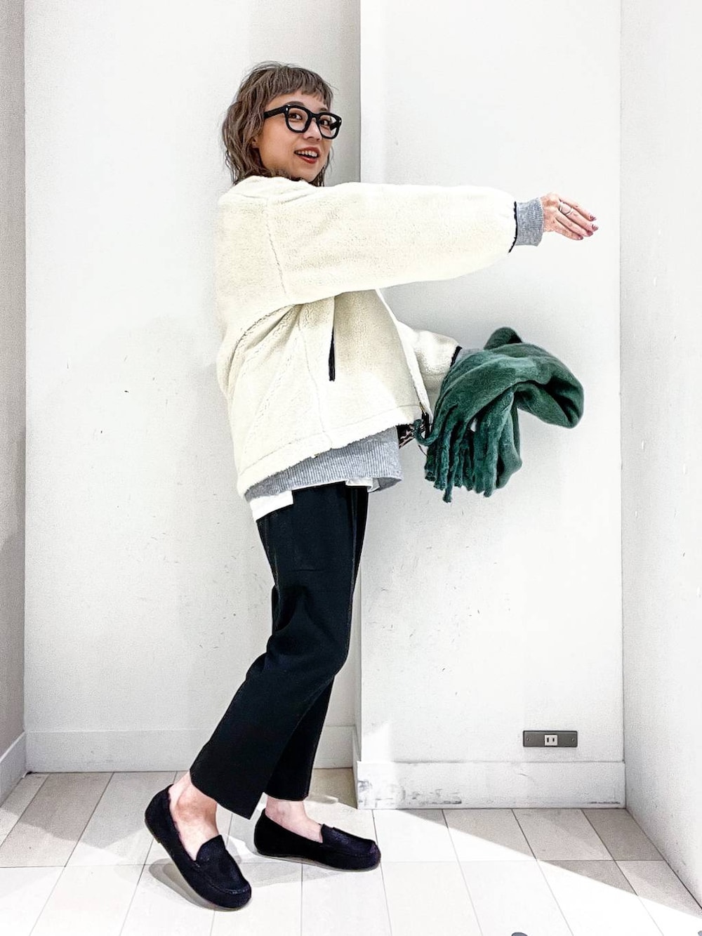 その他のTシャツ/カットソー、グレー系のニット/セーター、ホワイト系のブルゾンを着用したレディースの冬コーディネートの5枚目の写真