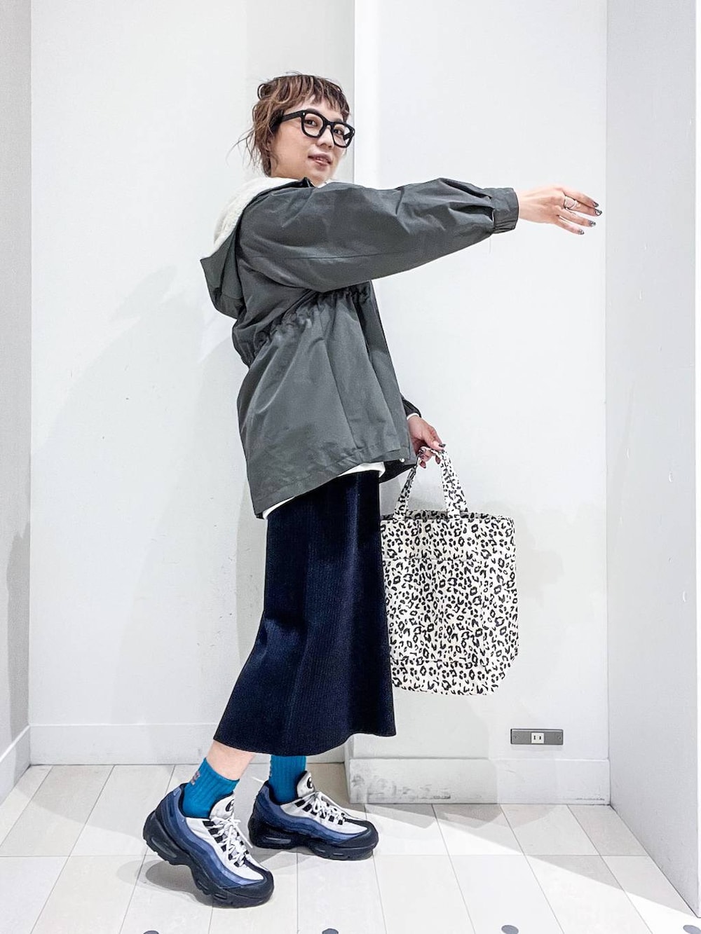 その他のトートバッグ、ホワイト系のTシャツ/カットソー、グリーン系のマウンテンパーカーを着用したレディースの秋コーディネートの5枚目の写真