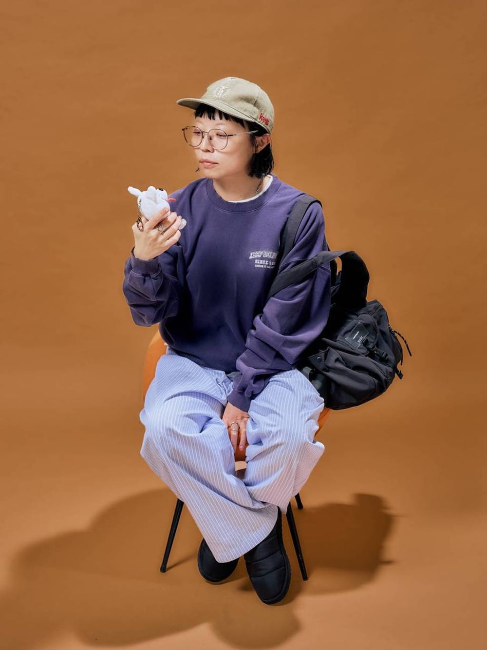 ブルー系のその他パンツを着用したレディースの秋コーディネートの5枚目の写真