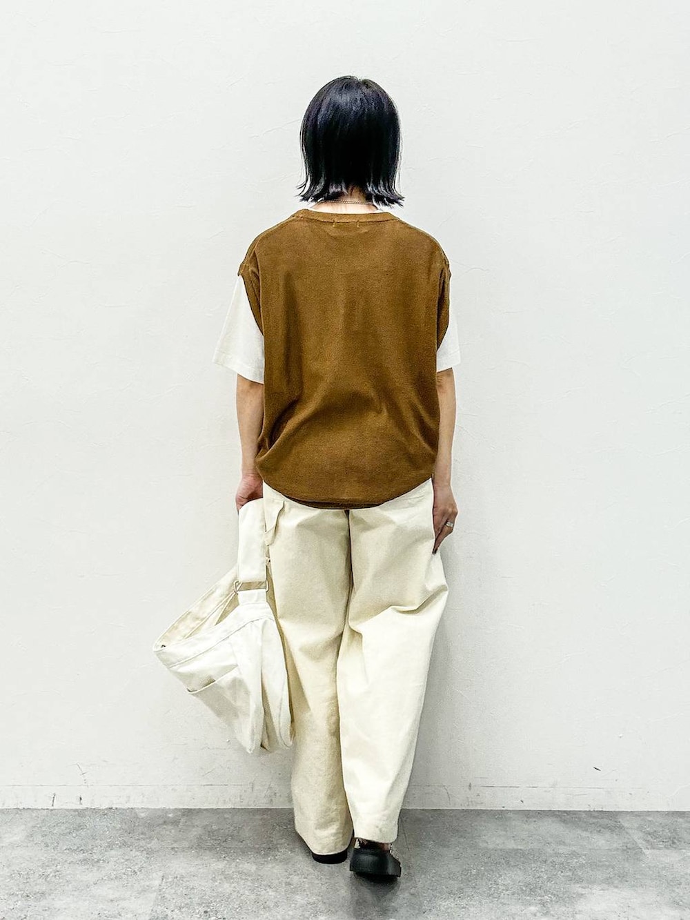 ホワイト系のその他パンツ、ホワイト系のショルダーバッグ、ホワイト系のTシャツ/カットソーを着用したレディースの春コーディネートの4枚目の写真