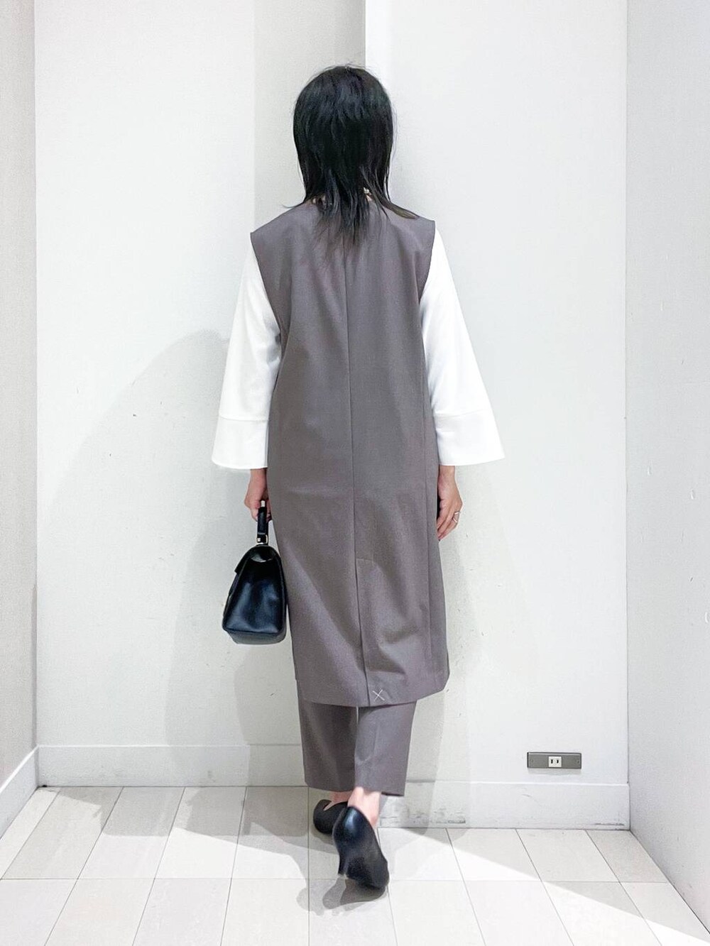ブラック系のパンプス、ホワイト系のシャツ/ブラウス、ブラウン系のその他パンツを着用したレディースの冬コーディネートの4枚目の写真
